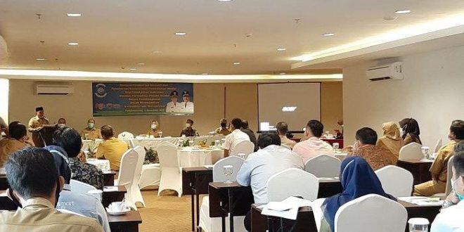 Wali Kota Pangkalpinang Maulan Aklil (Molen) saat memberikan sambutan pada sosialisasi pemberian insentif dan pemberian kemudahan penanaman modal di Swiss Bel Hotel Pangkalpinang, Selasa (17/11/2020).